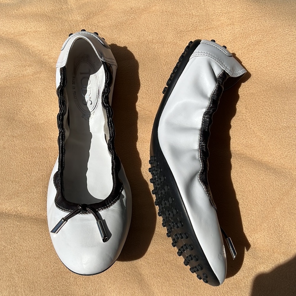 Tod’s White and Black Dee Laccetto Ballerina Flats - Picture 2 of 13